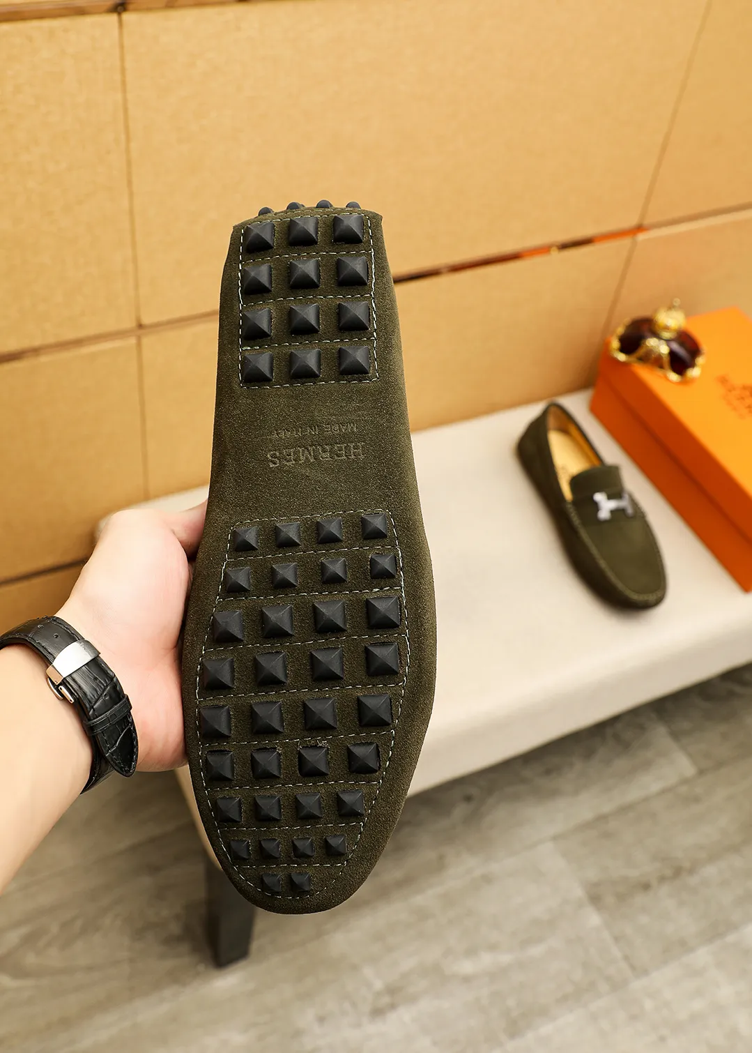 Men's shoes 💰380 💐 Product trademark: HERMES "Hermès" shoes. Regular size: 38-44 (45.46.47🉑️Customized) Product materials: Selected imported first-layer frosted cowhide upper + luxury hardware buckle, imported pig leather lining. Strong three-dimensional visual effect, original outsole color: 2 colors available